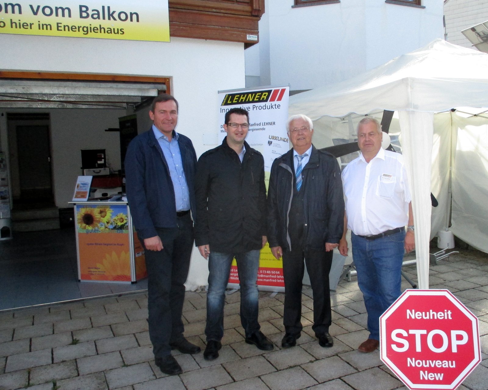 Kreisrat Christian Wittlinger, Bgm. Alexander Bourke, Karl Traub (MdB) und Manfred Lehner (vlnr) vor dem Lehner´schen Energiehaus.